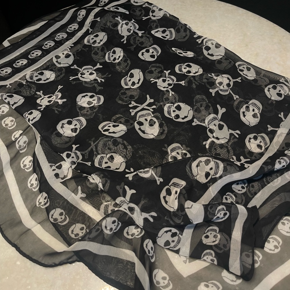 B&W SKULL SILK SCARF